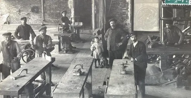 photo  étienne panthou (au centre, ici dans les années 1910) dirigeait une entreprise de menuiserie, route d’écouché à argentan (orne).  &copy;  collection françois boscher 