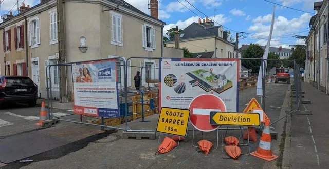 photo  des pelleteuses creusent des tranchées pour installer les tuyaux qui transporteront la chaleur. cela rend les rues traitées complètement inaccessibles, comme ici rue de joinville au mans.  &copy;  le maine libre 