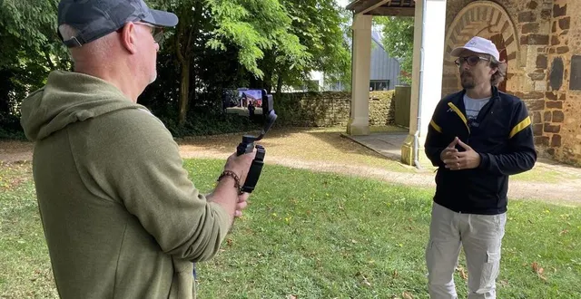 photo  lorànt deutsch, filmé par emmanuel sokol, a notamment tourné devant la chapelle notre-dame-des-vertus, à la flèche, vendredi 5 juillet 2024.  &copy;  ouest-france 
