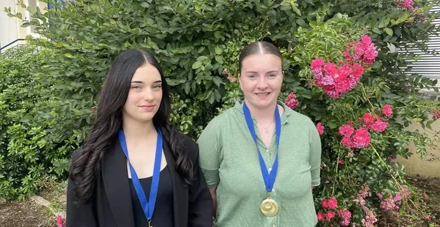 photo  ces deux élèves du lycée val-de-sarthe de sablé-sur-sarthe sont meilleures apprenties de france. ici, élina vilfeu et camille ribot portent leur médaille d’or départementale.  &copy;   le maine libre 