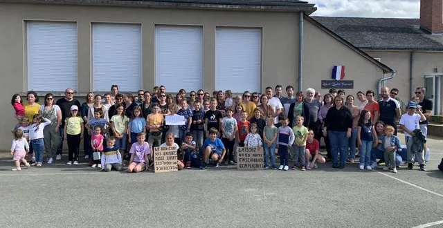 photo  les familles et la municipalité se sont rassemblées, jeudi soir, pour se faire entendre et obtenir des réponses.    &copy;  le maine libre 