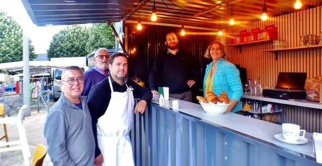 photo  nicolas cabrol et guillemette burel ont accueilli leurs premiers clients matinaux, samedi, à la guinguette du marché, place de la république.  &copy;  ouest-france 