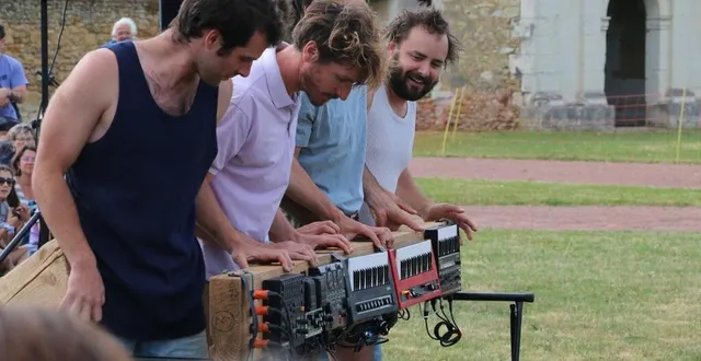photo  la contrebande a interprété un spectacle de trampoline dans la cour de l’école notre-dame.  &copy;  ouest-france 