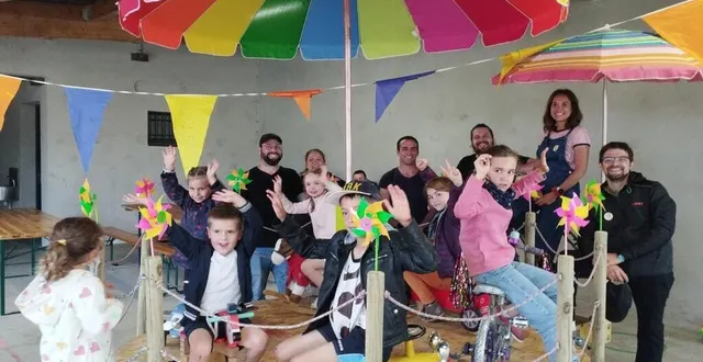 photo  les parents d’élèves bricoleurs et leurs enfants présentent fièrement « l’apetite attraction ».  &copy;  le maine libre. 