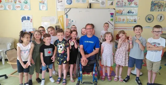 photo  frédéric cattaneo à l’école georges-jean de courdemanche.  &copy;  le maine libre 
