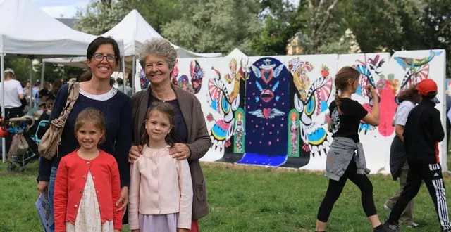photo  ce plein champ est le rendez-vous des familles… ici, estelle, ses filles victoire et charlotte, et leur grand-mère galloise rihanon, devant la fresque participative de sarah lem champ  &copy;  ouest-france 
