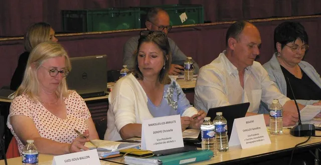 photo  christelle deroye, vice-présidente en charge de la gestion des déchets ; géraldine chaillou, vice-présidente en charge du tourisme ; frédéric beauchef, président, et sandrine plessix, vice-présidente en charge de la compétence sociale, de l’enfance et de la jeunesse.  &copy;  ouest-france 