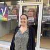 photo  élise leboucher devant sa permanence rue de l’île à sablé. 