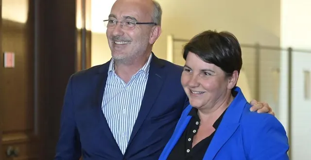 photo  au soir du deuxième tour des élections législatives en sarthe, dimanche 7 juillet 2024, le député de la 5e circonscription, jean-carles grelier, a été réélu. ici, tout sourire, avec sa suppléante, anne beauchef.  &copy;  vincent michel / ouest-france 