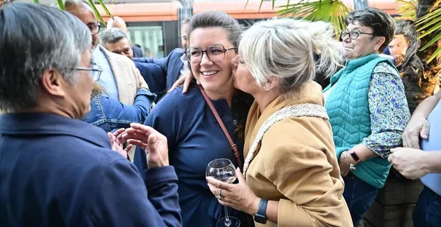 photo  julie delpech, ici félicitée par sa mère pascale fontenel-personne, également ancienne députée.  &copy;  photo vincent michel / ouest-france 