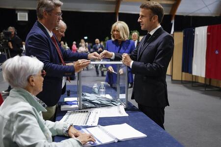 photo Emmanuel Macron va devoir constituer un nouveau gouvernement en tenant compte du nouveau rapport de force à l’Assemblée Nationale. MOHAMMED BADRA / POOL / AFP 