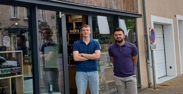 photo  pierre-luc huet (à droite), responsable de la cave de connerré.  &copy;  ouest-france 