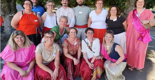 photo  ronan houssin, directeur du centre social (en bleu à l’arrière-plan), entouré d’une partie des bénévoles.  &copy;  le maine libre 
