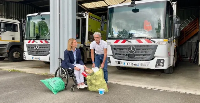 photo  valérie radou (à gauche) et eric poisson présentent le nouveau conditionnement des déchets recyclables.  &copy;  le maine libre 