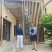 photo mathilde plu et nathalie dupont, respectivement maire de saint-gervais et laigné-en-belin, devant la mairie de laigné.