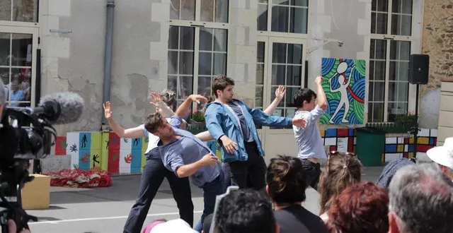 photo  la compagnie sept fois la langue propose un spectacle de théâtre d’objet acrobatique dans la cour de l’école saint-jacques.  &copy;  le maine libre 