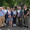 photo jean-pierre mariais et marie-claire fouilleul, adjoints au maire, ainsi que le maire jacques lacoche, sont venus soutenir les parents d’élèves inquiets, devant le collège, jeudi 4 juillet 2024.