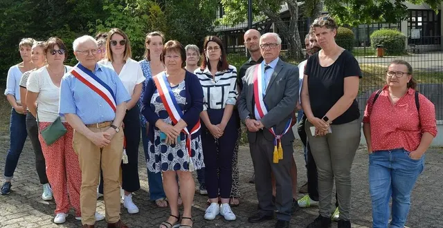 photo  jean-pierre mariais et marie-claire fouilleul, adjoints au maire, ainsi que le maire jacques lacoche, sont venus soutenir les parents d’élèves inquiets, devant le collège, jeudi 4 juillet 2024.  &copy;  ouest-france 