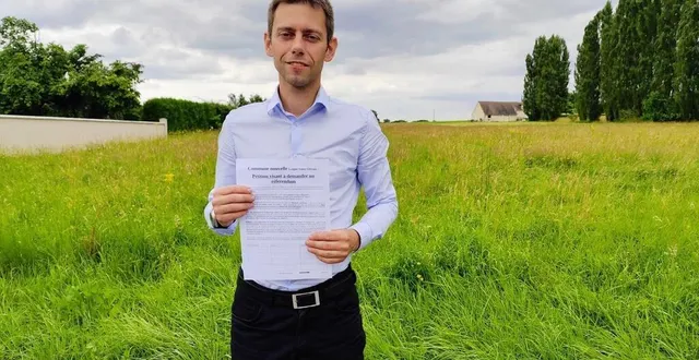 photo  aldric derré présente la pétition distribuée aux habitants de saint-gervais-en-belin. mercredi 3 juillet 2024, elle avait déjà recueilli plus de 200 signatures.  &copy;  le maine libre 