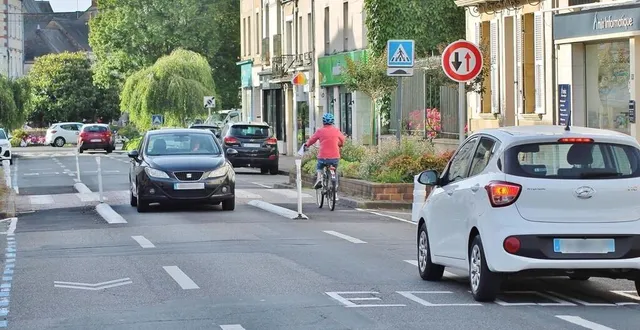 photo  voitures et vélos doivent se partager la voie avec le nouvel aménagement de type « chaucidou » adopté dans la rue gambetta, à sablé-sur-sarthe.  &copy;  ouest-france 