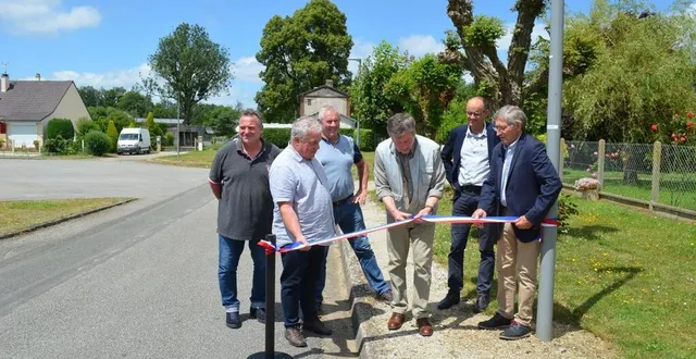 photo  jeudi 4 juillet 2024 dans l’après-midi à soligny-la-trappe (orne), les travaux d’enfouissement des réseaux, l’éclairage public et le réseau d’eau potable ont été inaugurés.  &copy;  ouest-france 