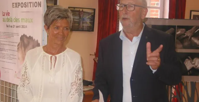 photo  le maire de sap-en-auge (orne), gérard rosé, a accueilli murielle ancillon, photographe.  &copy;  ouest-france 