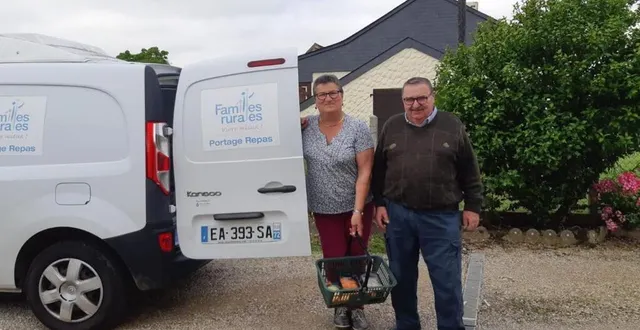 photo  huit bénévoles, comme ici, marie-christine prunier et raymond pavy, participent au portage des repas à domicile.  &copy;  ouest-france 