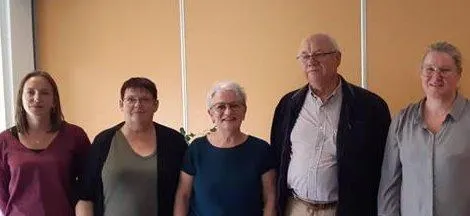 photo  après 18 années de travail dans les écoles maternelles en tant qu’atsem, nadine ligot (au centre) prend sa retraite.  &copy;  ouest-france 