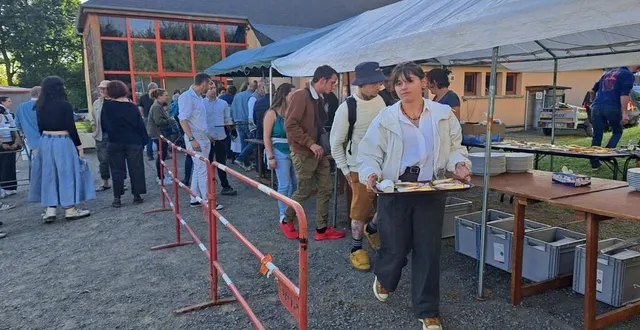 photo  c’était la fête au village le samedi 6 juillet autour de la salle des fêtes. un repas organisé par la commerçante du village a permis aux habitants d’attendre le feu d’artifice, qui a été tiré à 23 h autour du plan d’eau. le public est arrivé petit à petit, chargeant son plateau-repas et en écoutant de la musique lors de ce moment de rencontre.  &copy;  ouest-france 