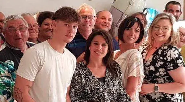 photo  entourée de sa clientèle et amis, peggy dubois célèbre avec émotion ses dix-huit ans d’activité.  &copy;  le maine libre 