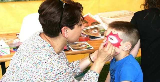 photo  céline garnier a quitté son atelier de relooking de meubles pour le stand de maquillage.  &copy;  le maine libre 