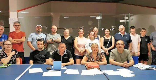 photo  le nouveau bureau du club de tennis de table, accompagné de membres du comité, du club et de son entraîneur.  &copy;  le maine libre 