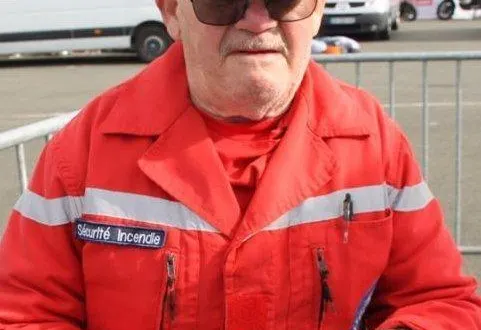 photo  roger emery avec son scooter starlette reproduit en miniature, tout en acier.  &copy;  le maine libre 