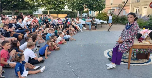 photo  emma verbeke (à droite) était de retour à saint-ouen-en-belin avec sa compagnie la volière de velours.  &copy;  le maine libre 