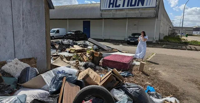photo  zoé tourneux s’effare de la quantité de détritus déposés, il y a de tout : meubles, matelas, pneus, poubelles ménagères…  &copy;  le maine libre 