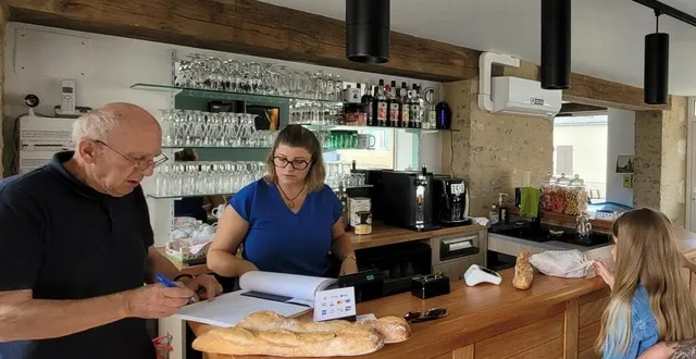 photo  le commerce vend du pain venant de ségrie.  &copy;  le maine libre 