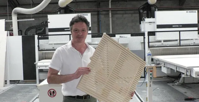 photo  hervé drouin, à la tête d’une entreprise familiale dont le chiffre d’affaires atteint 28 500 000 €, présente les nouveaux panneaux d’isolation acoustique.  &copy;  ouest-france 