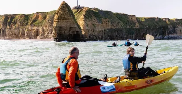 photo  balade en kayak au pied de la pointe du hoc.  &copy;  isigny omaha thierry houyel 