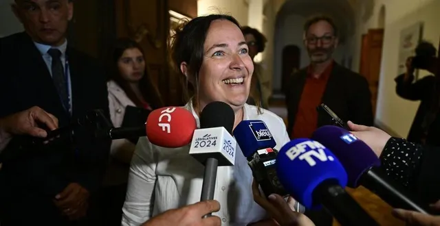 photo  élise leboucher entourée de micros, dimanche 7 juillet 2024, dans le hall de la préfecture du mans, après l’annonce de sa réélection face à marie-caroline le pen.  &copy;  photo vincent michel / ouest-france 