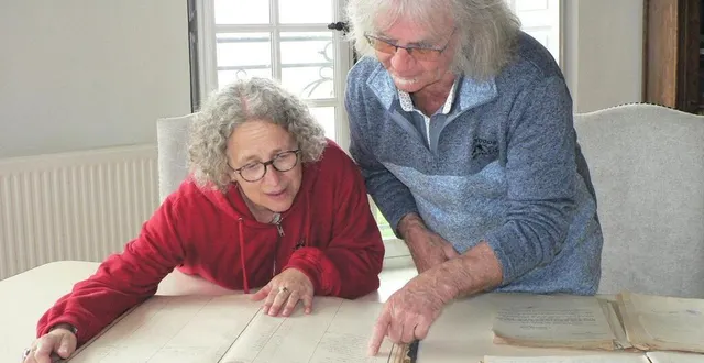 photo  lea duval, maire de beaumont-sur-sarthe découvre les précieux documents soigneusement classés par l’historien gaby lamberdière.  &copy;  ouest-france 