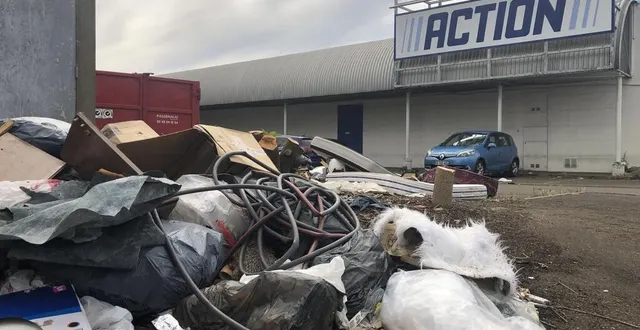photo  sur le parking du magasin action, dans le quartier vauguyon au mans (sarthe), les déchets reviennent sans cesse.  &copy;  ouest-france 