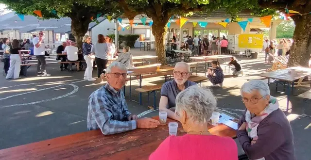 photo  180 personnes petites et grandes se sont installées sur les 40 tables pour dîner.  &copy;  ouest-france 
