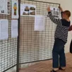photo  alexandra ruiz gimenez et yveline guideau, deux conseillères municipales,installent l’exposition qui se tiendra tout l’été dans l’église. 