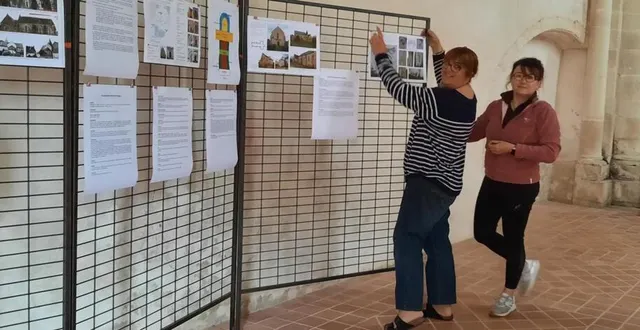 photo  alexandra ruiz gimenez et yveline guideau, deux conseillères municipales,installent l’exposition qui se tiendra tout l’été dans l’église.  &copy;  ouest-france 