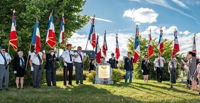 photo  porte-drapeaux, jeunes et élus du conseil municipal se sont réunis autour de la stèle mémorielle des soldats « morts pour notre liberté ».  &copy;  franck lecrenay 