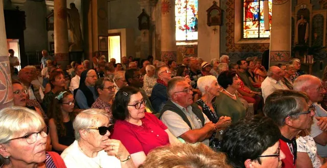 photo  l’église saint-martin était comble pour écouter la chorale chantelyre et l’harmonie municipale.  &copy;  le maine libre 