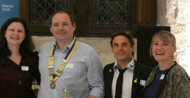 photo  jean-philippe andré (à gauche avec son épouse), nouveau président, succède à thomas martineau (à droite avec son épouse).  &copy;  rotary 