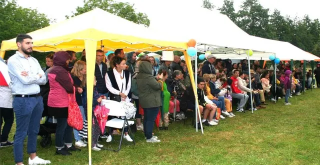 photo  une forte averse au moment du spectacle des enfants a contraint les parents à se mettre à l’abri.  &copy;  le maine libre 