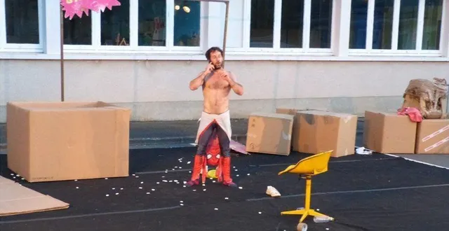 photo  le clown starsky minute lors de sa représentation.  &copy;  le maine libre 