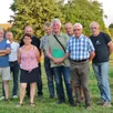 photo l’équipe organisatrice du comice communal d’auvers-le-hamon, autour de son président michel david, en chemise à carreaux au premier rang.